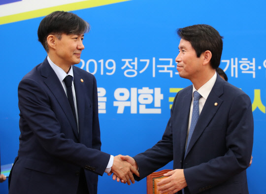 조국 법무부 장관이 17일 국회에서 이인영 민주당 원내대표를 예방해 악수를 나누고 있다. 연합뉴스